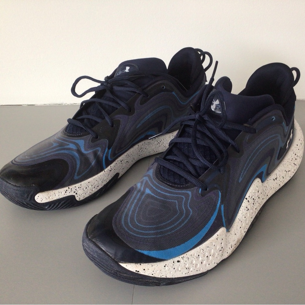 Under Armour Spawn basketball sneakers. Size 16. very good condition. Dark blue.